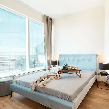 Skyscraper Seaview Apartment *